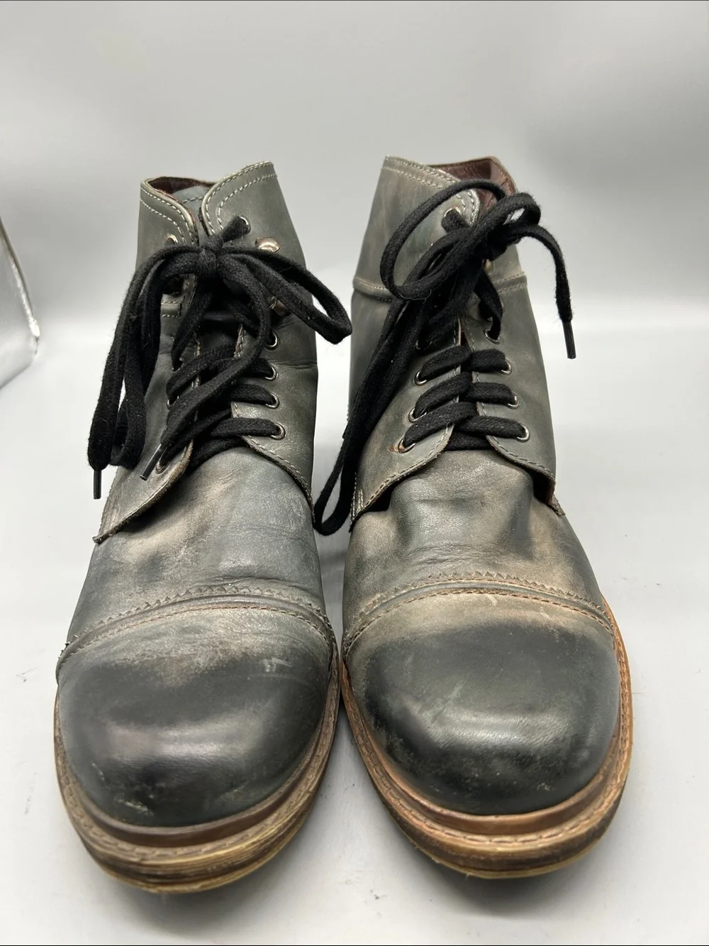 Roan Trey Boots in distressed black/gray